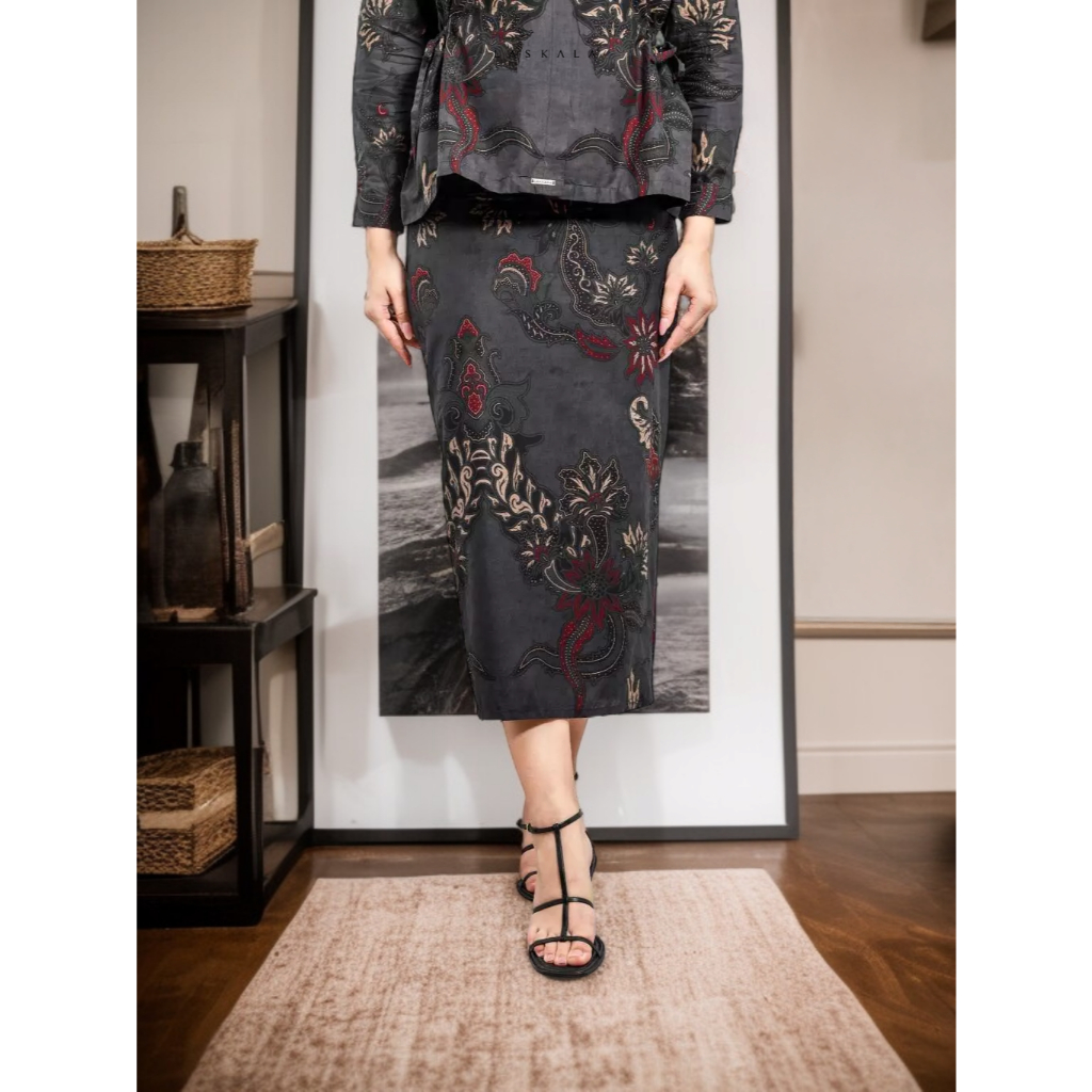 Laskala x IVOR Kamal Skirt Rok Batik Hitam Panjang
