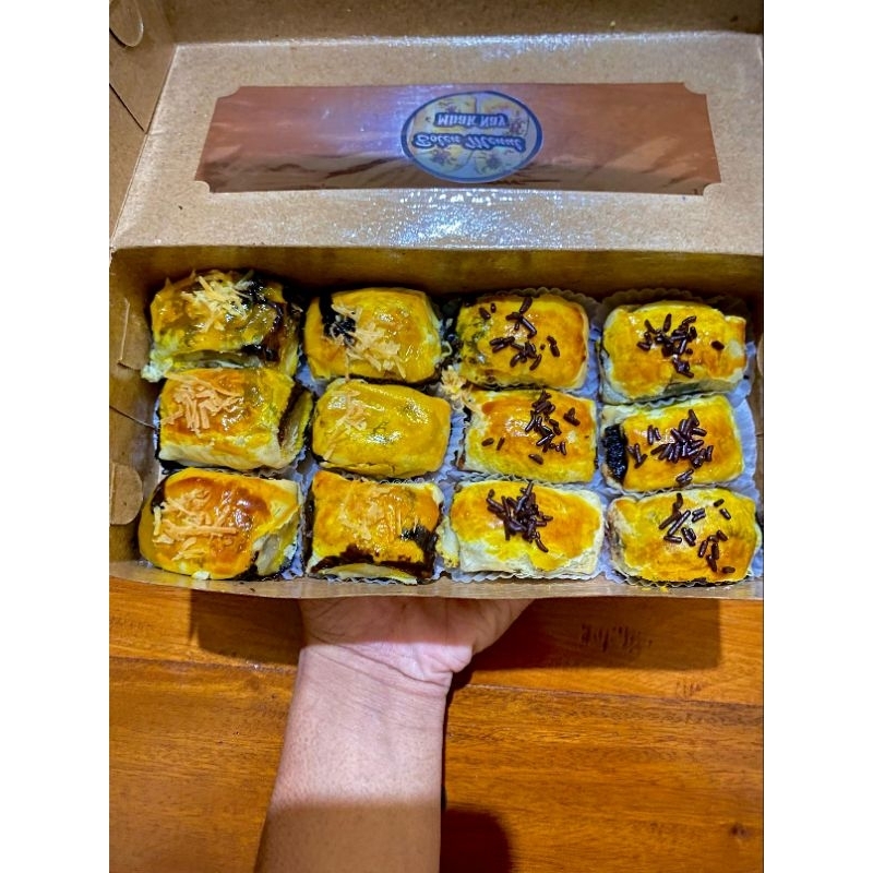 

bolen menul pisang coklat keju 1 box isi 12