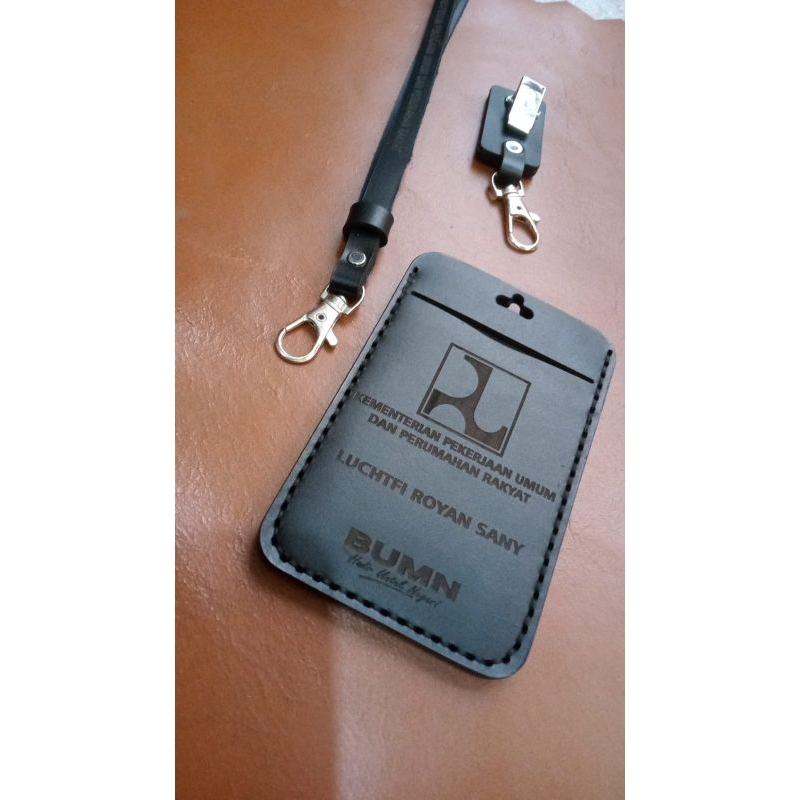 

ID CARD HOLDER KULIT/ NAMETAG KULIT/TALI LAYARD MODEL 3 LAPIS KULIT MUAT 2 TEMPAT KARTU