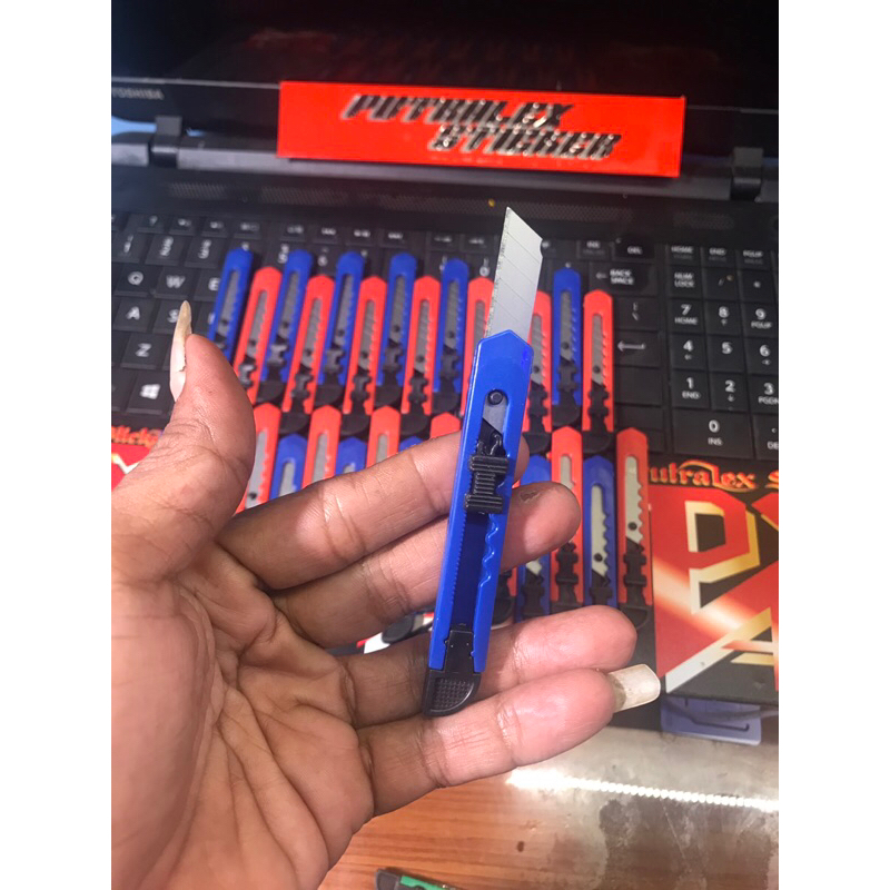 

cutter mini cutter kecil pemotong stiker sekali pake(alat bantu pasang stiker)