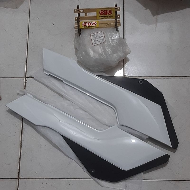 Suzuki RGR TXR 150 sprinter cover body samping putih