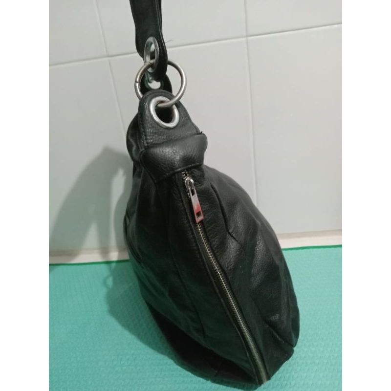 Tas Preloved Wanita bahan dari kulit bagus dan kuat serta elegan.