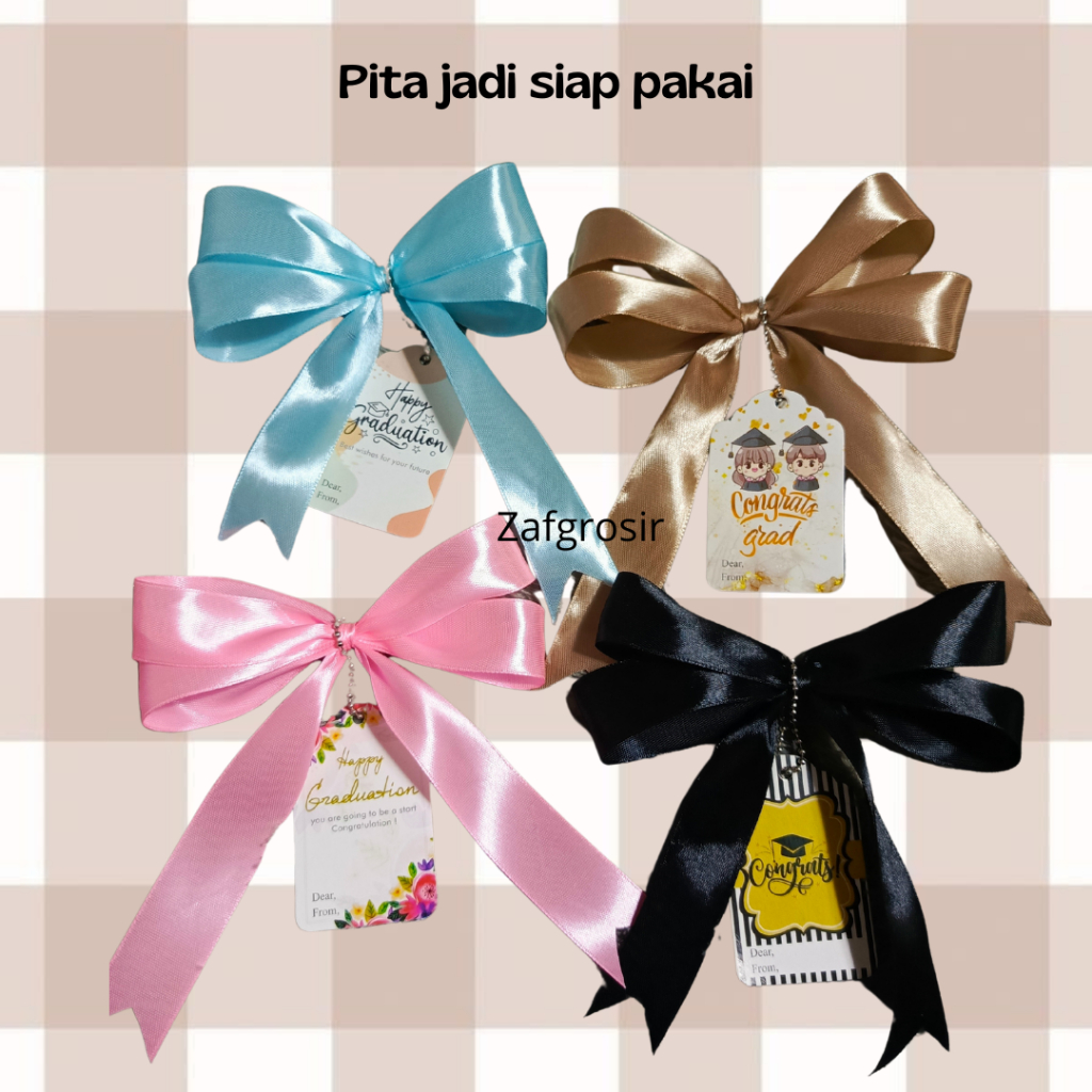 

PITA JADI SIAP PAKAI HANGTAG WISUDA / PITA BUKET/ PITA HAMPERS / PITA WISUDA / PITA SOUVENIR PILIHAN WARNA DI SLIDE AKHIR