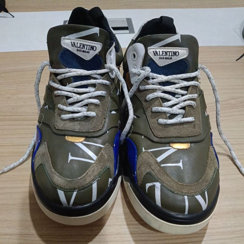 sepatu second Valentino garavani