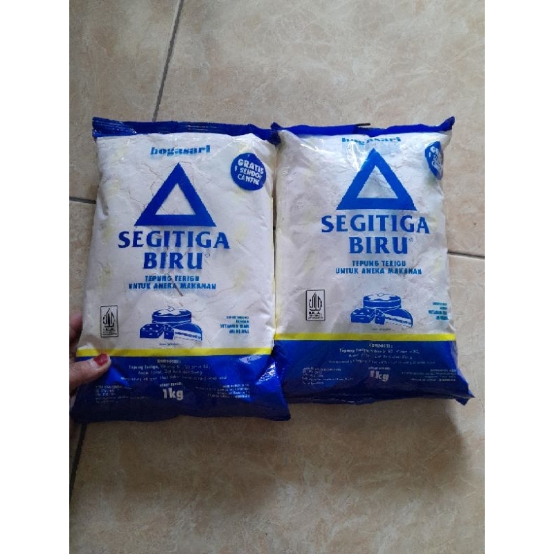 

Tepung Terigu Segitiga Biru 1 Kg / Bogasari