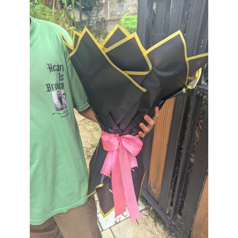 

Bucket Bunga Mawar Pita Satin Gliter, Kupu kupu dan mahkota