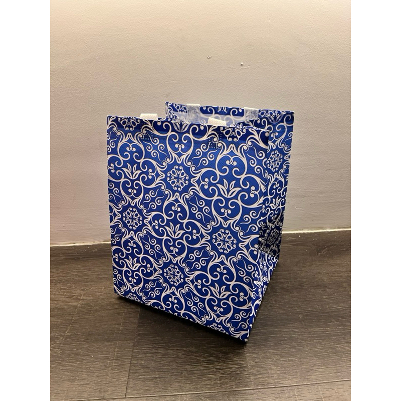 

(1 LUSIN = 12 PCS) TAS HAJATAN SPUNBOND LAMINASI BATIK PREMIUM 22x22 CM / TAS HAJATAN / GOODIEBAG / TAS SPUNBOND TERMURAH / TAS HAJATAN TERMURAH / TAS PARCEL / TAS HAMPERS / TAS BINGKISAN / TAS BELANJA