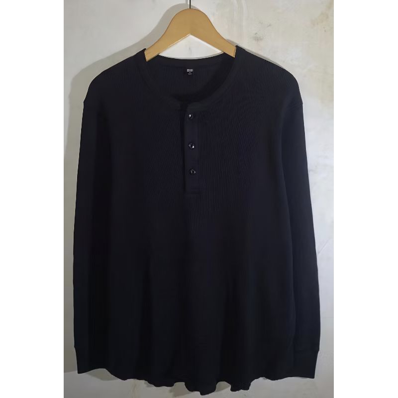 UNIQLO Waffle Henley Neck Long Sleeved T-Shirt