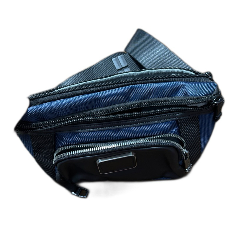 Tas Pria Waist Bag Merk Tumi Warna Dasar Hitam Mix Biru, dengan 3 Ruang, Kondisi masih sangat Bagus,