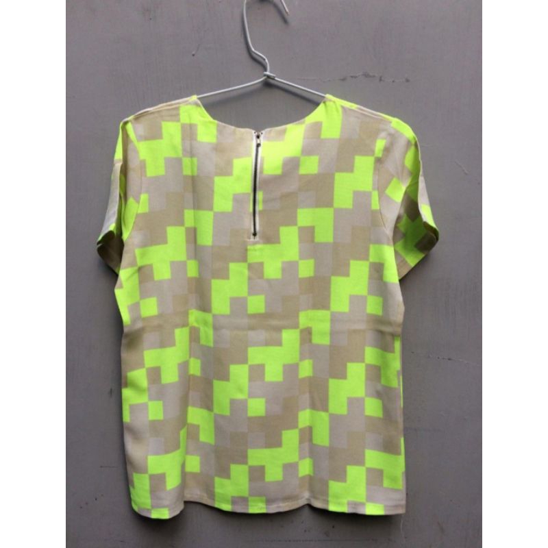 Kaos corak hijau neon