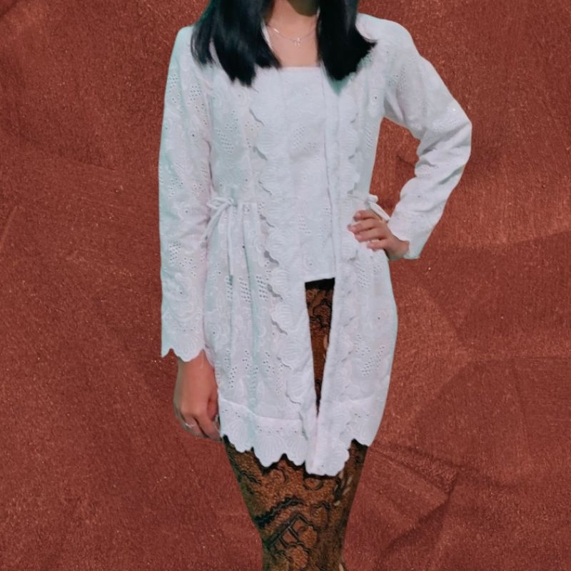 Baju kebaya tradisional kutubaru warna putih bahan katun bolong lengan panjang