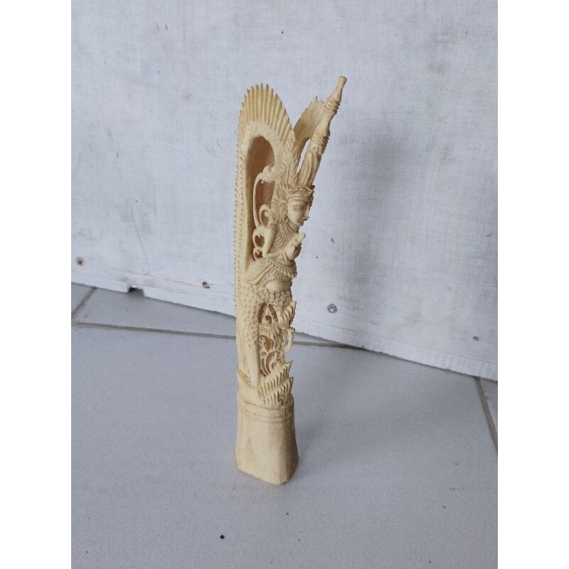 Patung ukir garuda wisnu kencana GWK klasik koleksi seni ukiran tulang ukiran lawas display pajangan