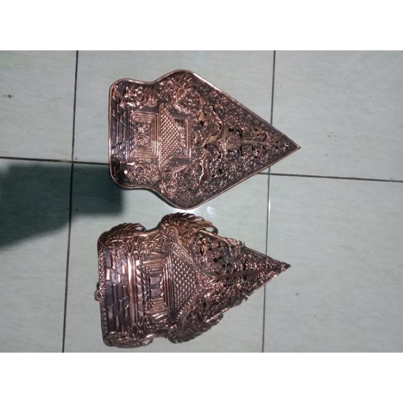 Gunungan wayang tembaga