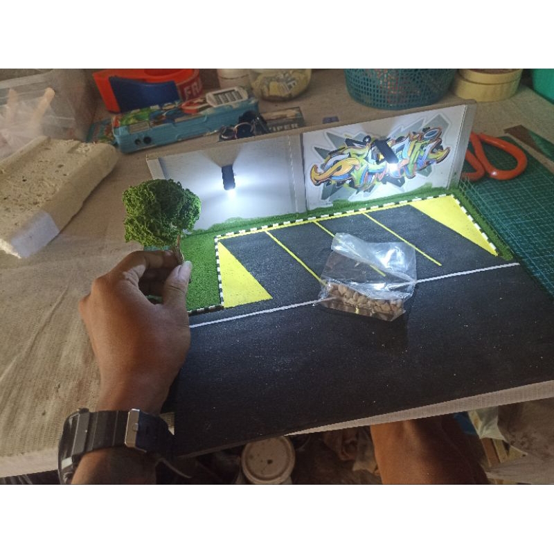 diorama grafiti berlampu parkiran miring