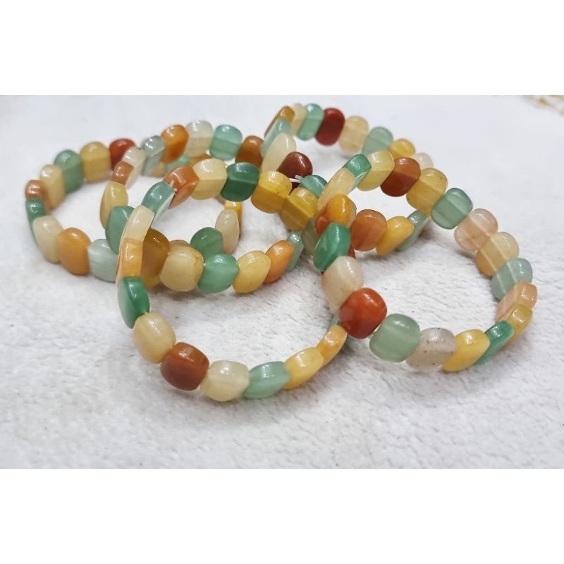 Gelang batu warna-warni