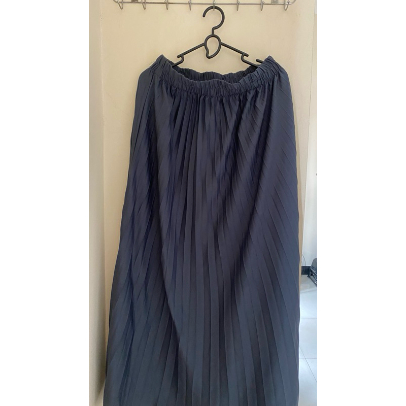 preloved rok plisket abu abu tua