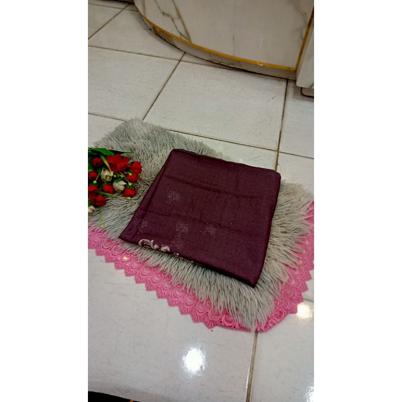 voal motif hijab segiempat Denny motif warna merah maroon terbaru
