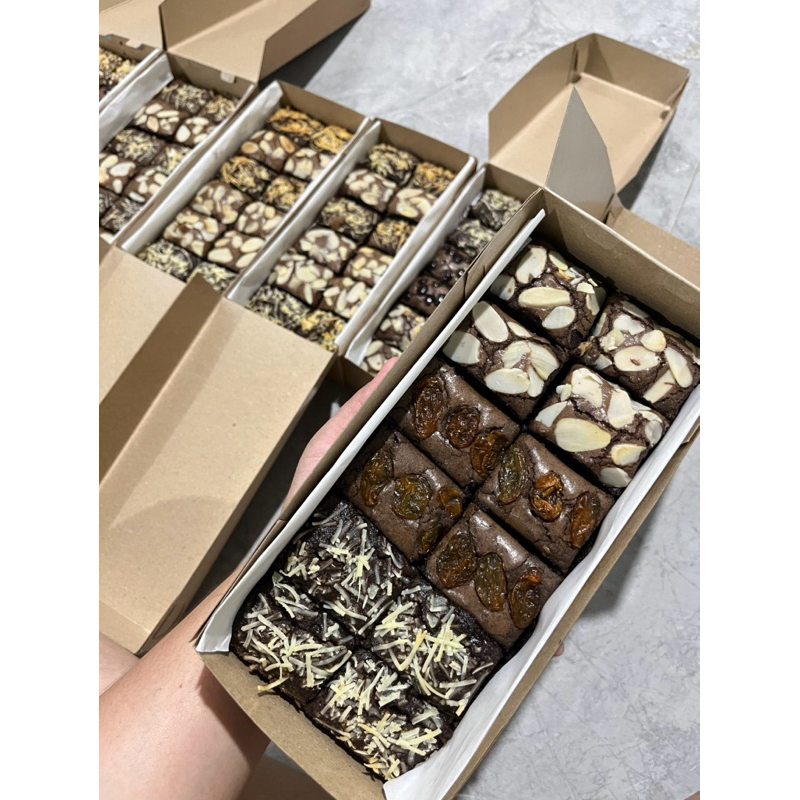 

Fudgy Brownie Tara Bakers Premium uk 22x10