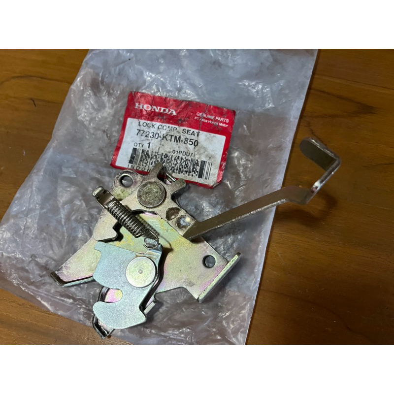 Lock comp seat atau Engsel kunci jok motor Supra x 125 old dan Supra x 125 Batman 77230KTM850