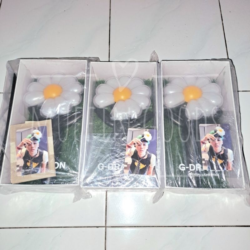 [READY STOCK] G-DRAGON OFFICIAL LIGHTSTICK WITH PHOTOCARD GD BIGBANG FANLIGHT DAISYBONG WITH POB GDR