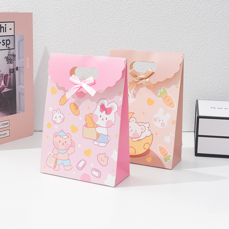 

Tas Tenteng Bingkisan | Gable Box | Tas Hampers | Tas Bingkisan | Tas Bingkisan Warna Motif Bear