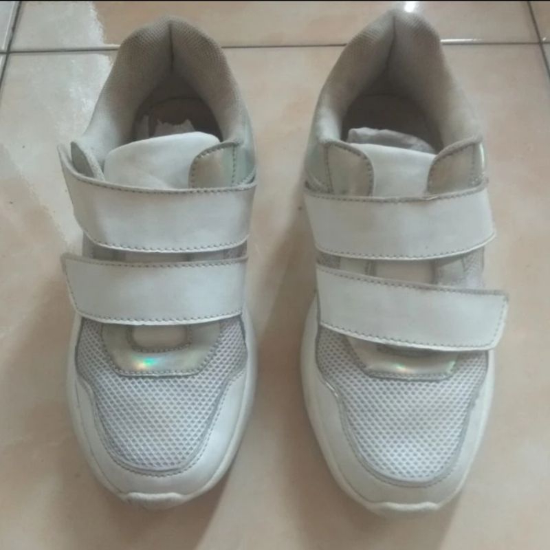 Sepatu rubi sneakers putih