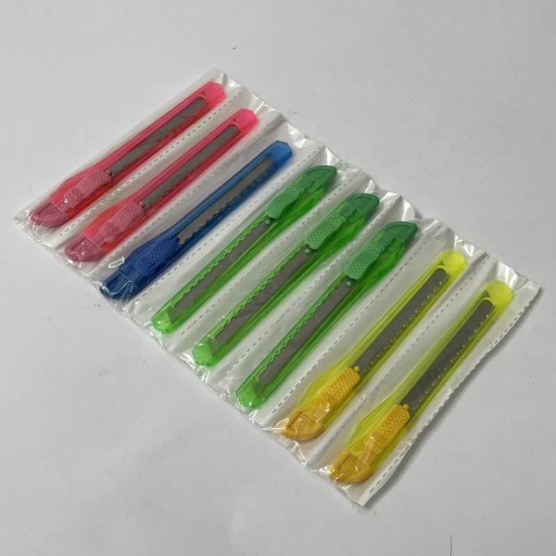 

pisau cutter besar dan kecil rentengan (satuan)