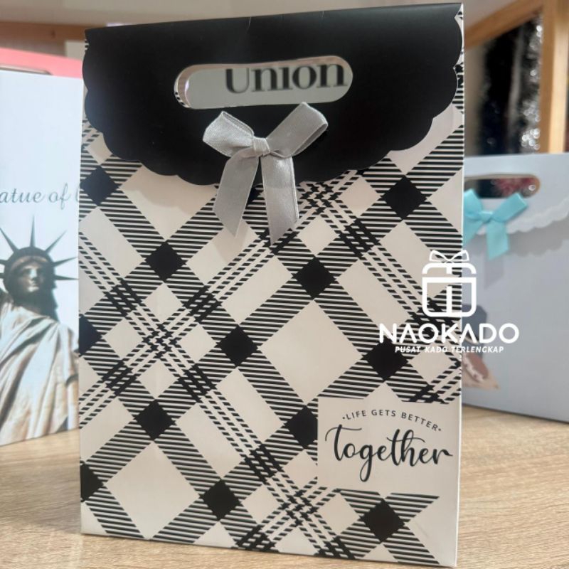 

(M) PAPERBAG UKURAN M (32×24×10.5 cm )