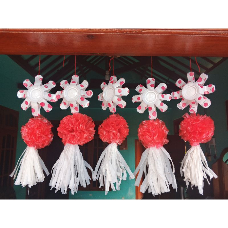 Hiasan dinding tema 17 Agustus dari gelas plastik mineral bekas dan dan kresek tema merah putih.