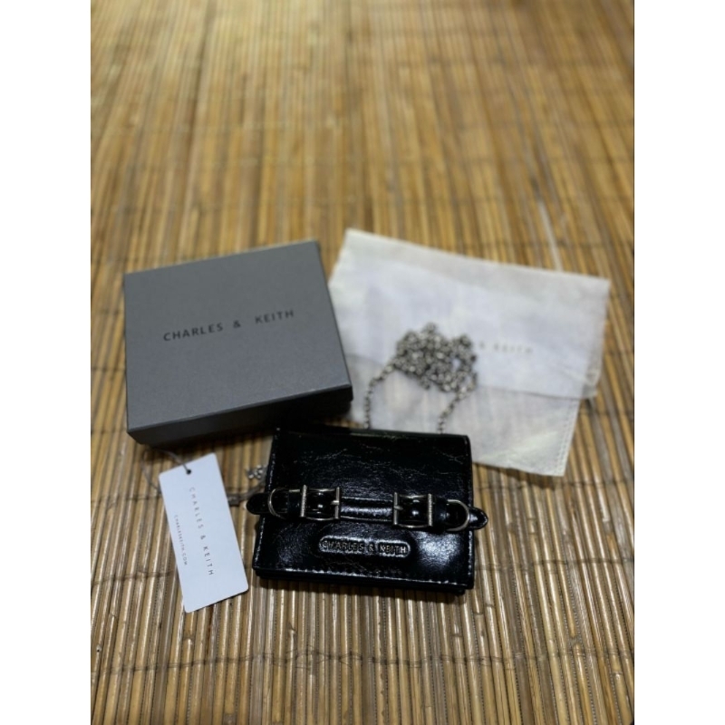 dompet selempang rantai charles & keith