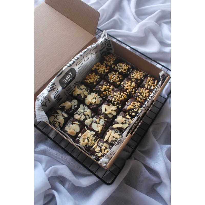 

FUDGY BROWNIES by Alf Brownies ukuran 20x15 isi 24 potong