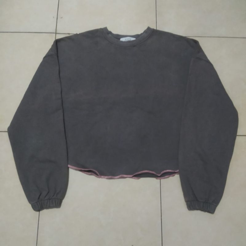 CREWNECK CEWEK CN SEMI CROP ROAR SIZE M SWEATER WANITA SECOND PRELOVED SWEATSHIRT