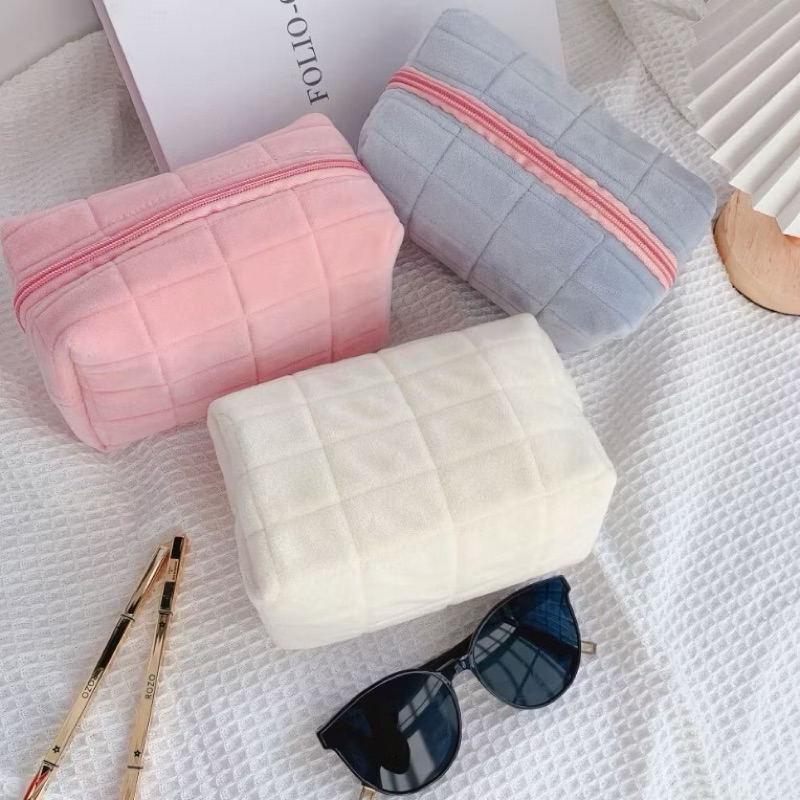 

Amiinah Store Tempat Pouch Pillow Korea / Kotak Pensil Sleting Velvet Aesthetic