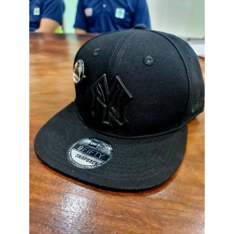 topi new era logo besi