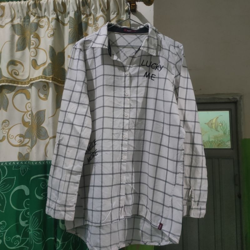 kemeja kotak kotak putih AKO