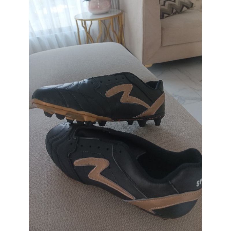 sepatu bola specs bahan 100℅ kulit asli size 39-43.