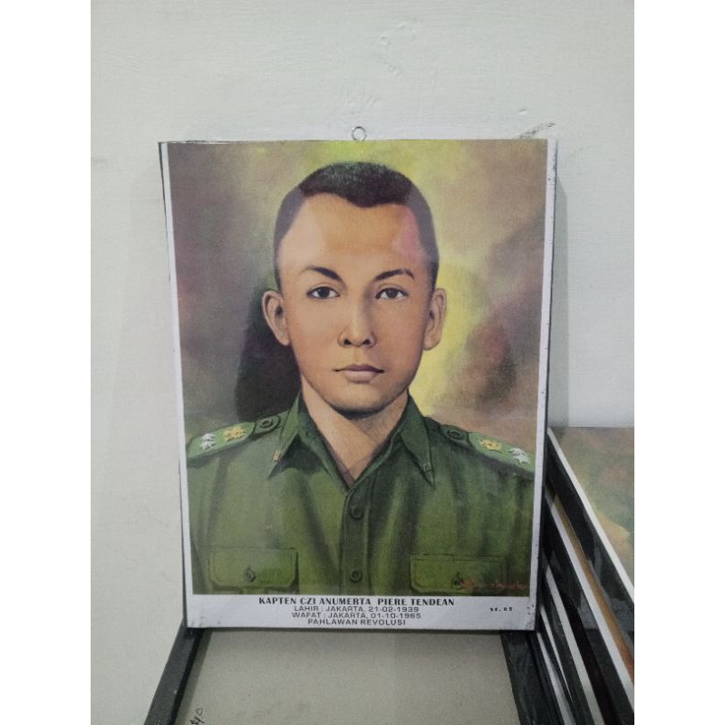 POSTER BINGKAI PAHLAWAN REVOLUSI