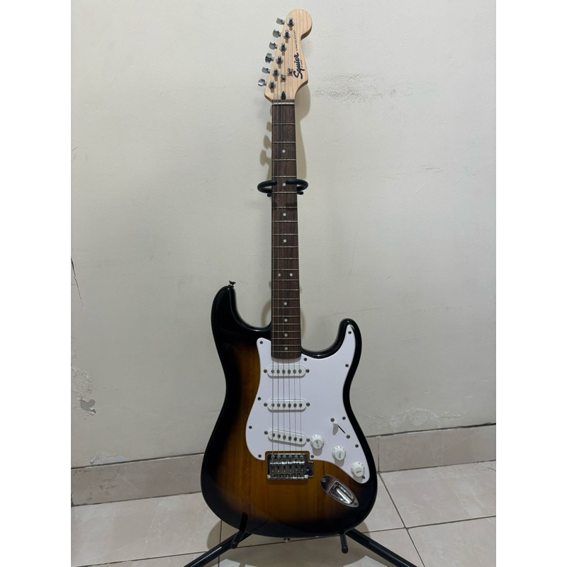 Gitar Elektrik SQUIER Bullet Stratocaster Tremolo SSS