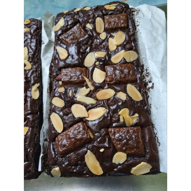 

Fudgy Brownies toping chocochips, almond slices, dan silverqueen uk 20x10