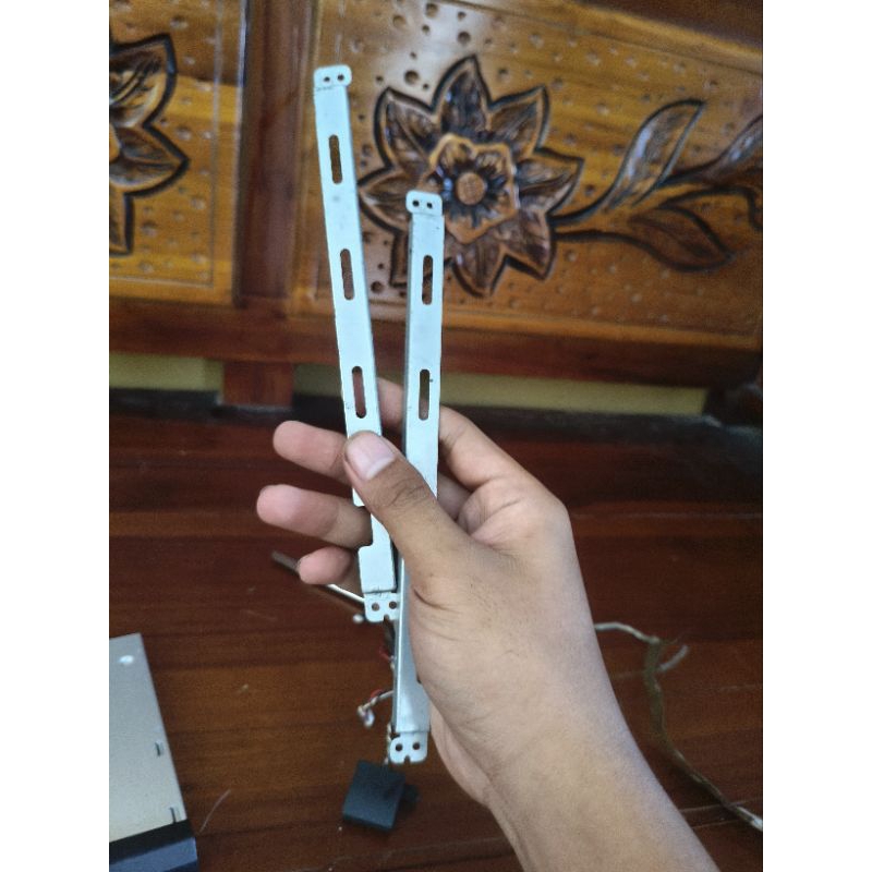 dudukan lcd laptop Samsung rv410 ori