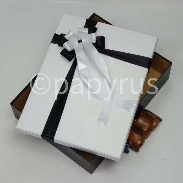 

PAPYRUS Kombinasi 30x40 Tinggi 10cm Kotak Kado Gift Box Hadiah V2