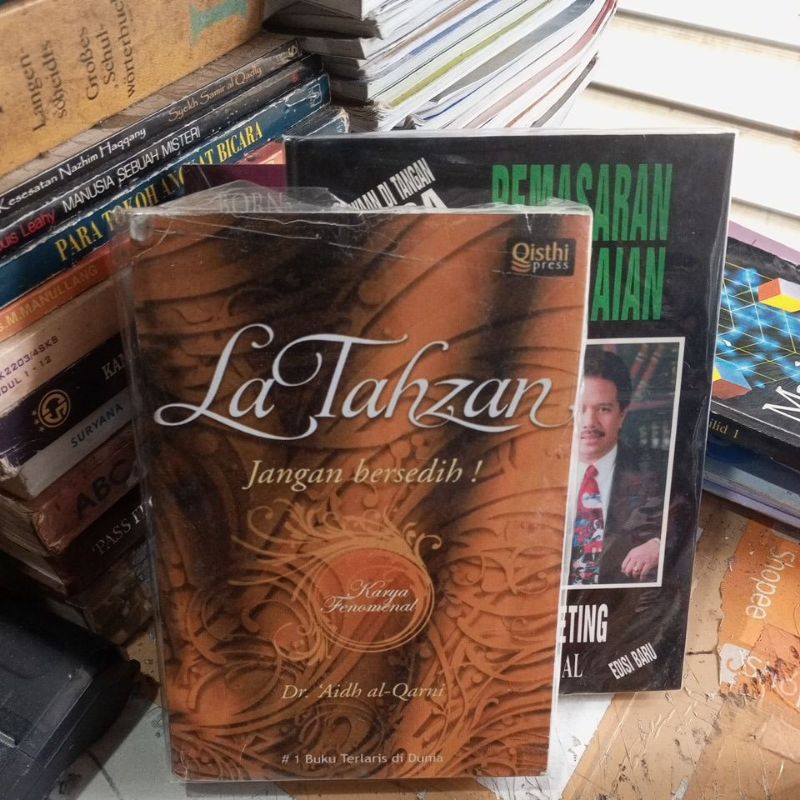 BUKU LA TAHZAN ( JANGAN BERSEDIH)