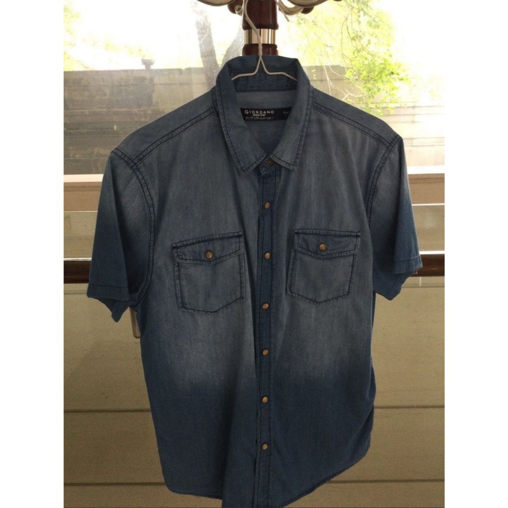 Kemeja lengan pendek denim biru Giordano