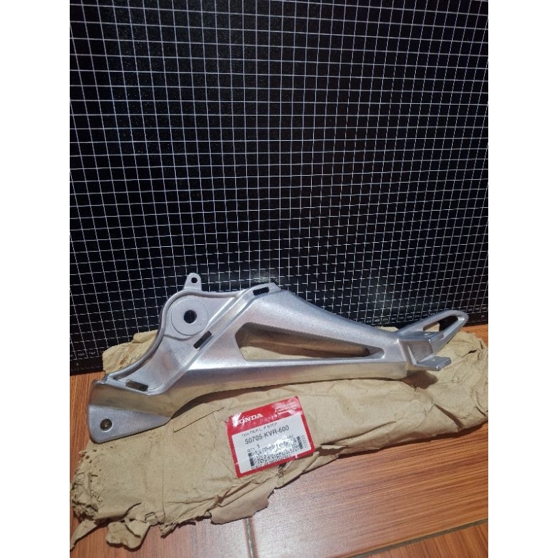 breket dudukan pijakan kaki step belakang honda revo 100 supra x125 batman original ahm honda 50705-