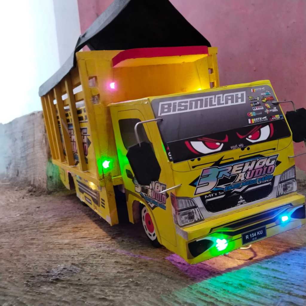 miniatur truk oleng kayu tebal ukuran jumbo pintu belkang bisa dibuka