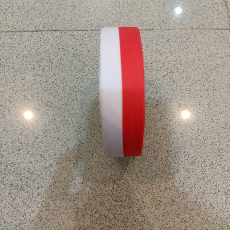 

Pita kado merah putih 1 roll -+ 18 meter ukuran 2 cm 3/4 inch