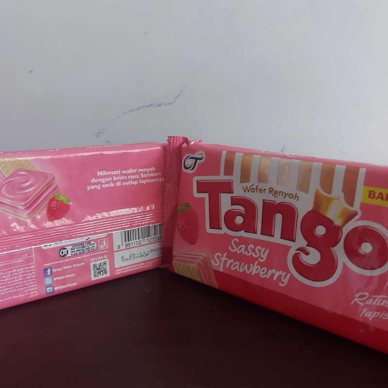 

Wafer Biskuit Renyah Tango Sassy Strawberry 110gr x 2pcs