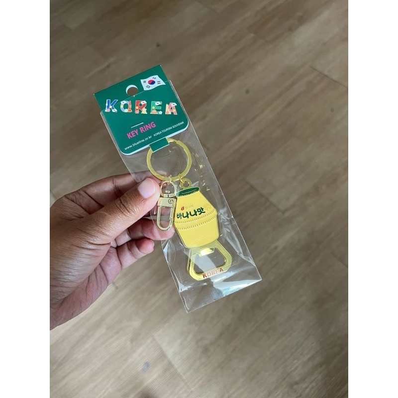 souvenir korea asli - gantungan kunci ganci key ring key chain susu banana korea pembuka botol