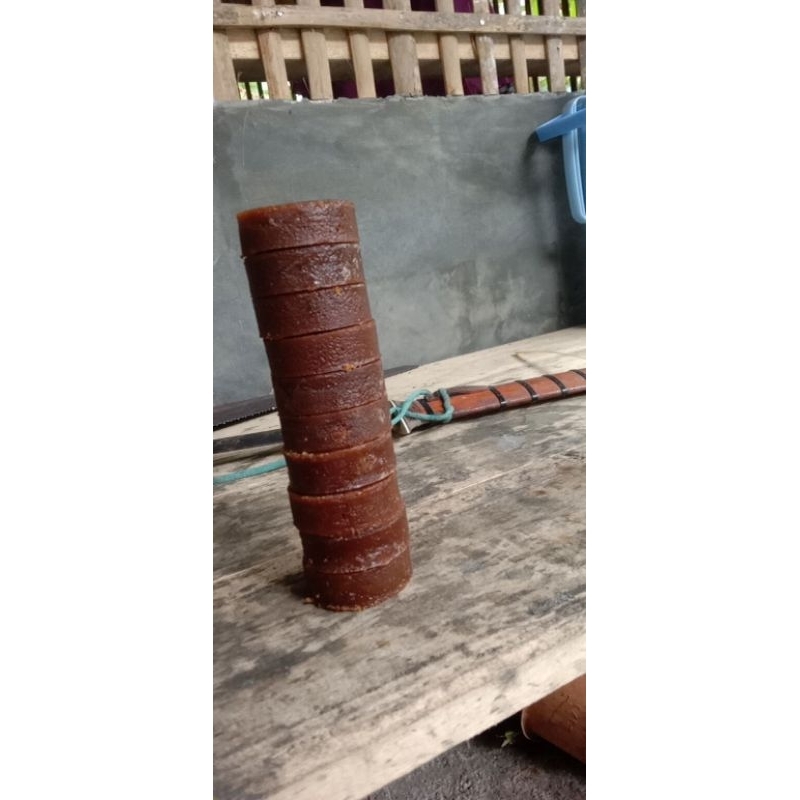 

Gula aren bungkusan daun kelapa