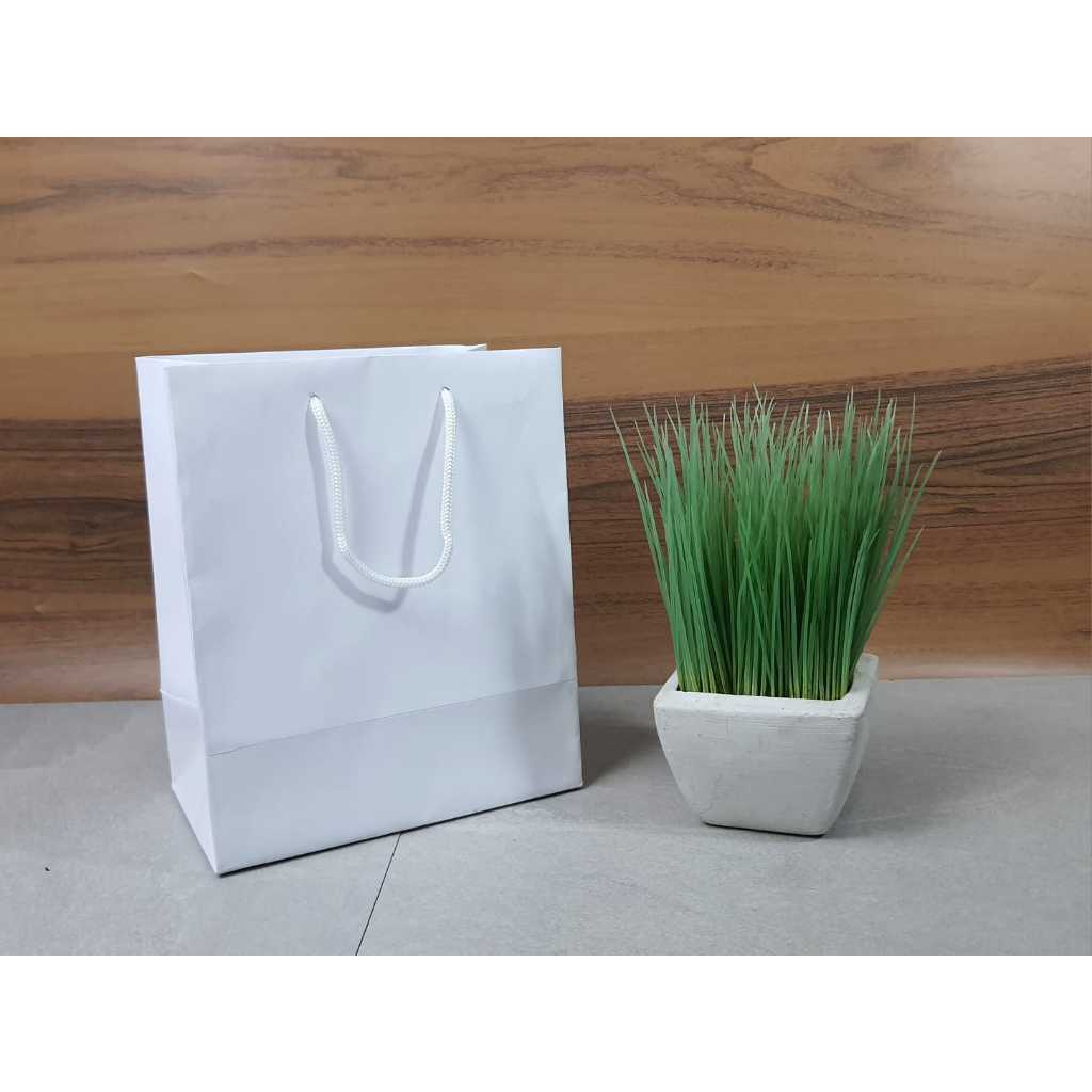 

Paperbag R5 Putih Untuk Hajatan / Hampers / Souvenir / Kado / DLL UK 18 x 22 x Tebal 11cm